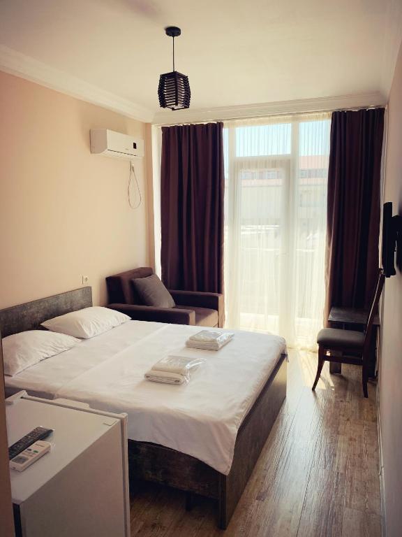 Hotel Crown room 5